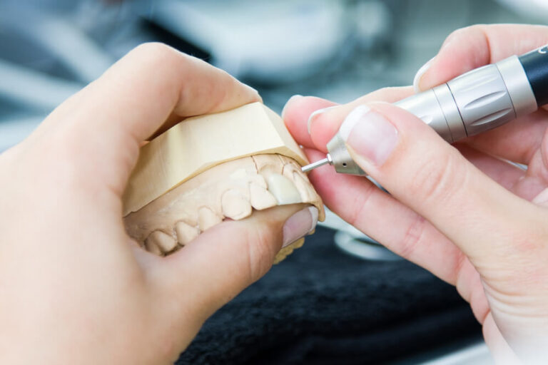 Naprawa protez całkowitych a częściowych – jakie są różnice?